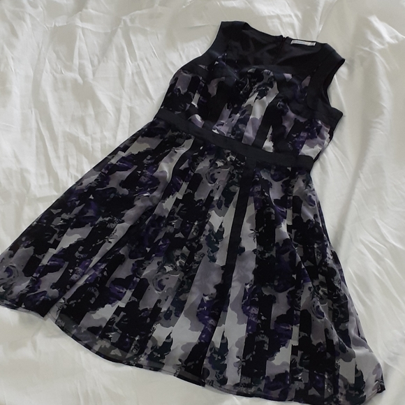 A-Line Dress in Floral Pattern - Picture 2 of 8